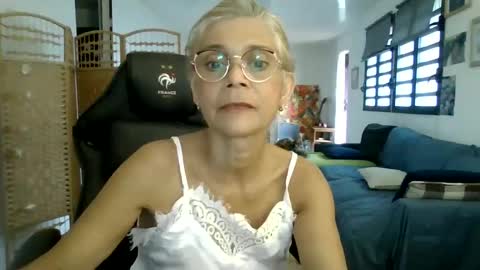 Snapshot of francelune chatting on January 28, 1:49 pm francelune online show from January 28, 1:49 pm