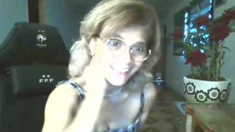 Snapshot of francelune chatting on September 16, 1:19 pm francelune online show from September 16, 1:19 pm