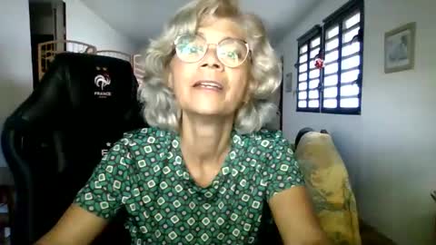 Snapshot of francelune chatting on December 15, 1:32 pm francelune online show from December 15, 1:32 pm