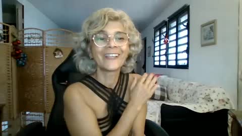 Snapshot of francelune chatting on December 19, 2:02 pm francelune online show from December 19, 2:02 pm