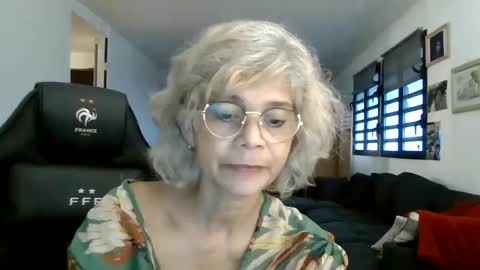 Snapshot of francelune chatting on February 16, 8:21 am francelune online show from February 16, 8:21 am