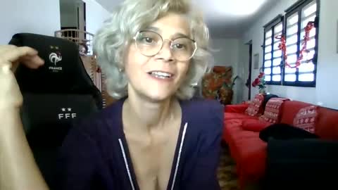 Snapshot of francelune chatting on December 22, 8:05 am francelune online show from December 22, 8:05 am