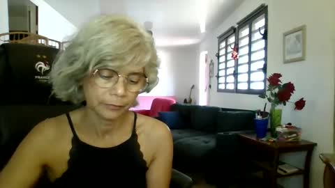 Snapshot of francelune chatting on December 6, 9:32 am francelune online show from December 6, 9:32 am