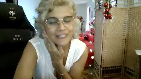 Snapshot of francelune chatting on December 30, 9:59 am francelune online show from December 30, 9:59 am