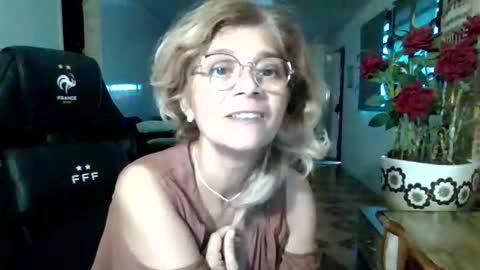 Snapshot of francelune chatting on September 9, 1:00 pm francelune online show from September 9, 1:00 pm