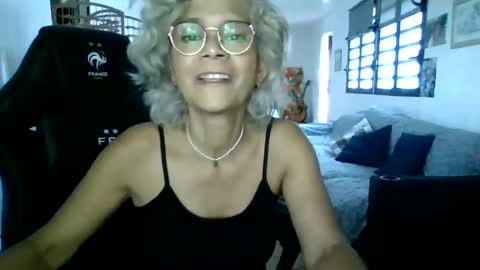 Snapshot of francelune chatting on January 17, 1:13 pm francelune online show from January 17, 1:13 pm