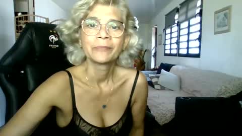 Snapshot of francelune chatting on January 12, 12:01 pm francelune online show from January 12, 12:01 pm