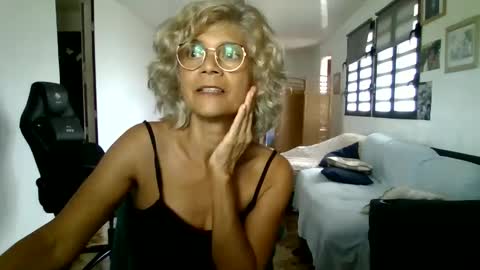 Snapshot of francelune chatting on February 8, 10:29 am francelune online show from February 8, 10:29 am