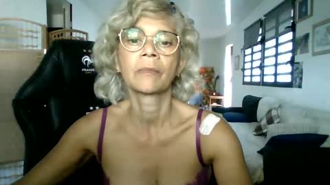 Snapshot of francelune chatting on February 1, 1:41 pm francelune online show from February 1, 1:41 pm