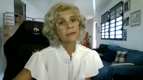 Snapshot of francelune chatting on January 22, 7:57 am francelune online show from January 22, 7:57 am