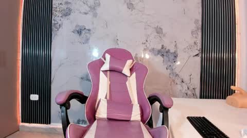 Laura online show from April 14, 7:58 pm