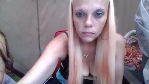 freckledfreak32 online show from September 17, 5:44 pm