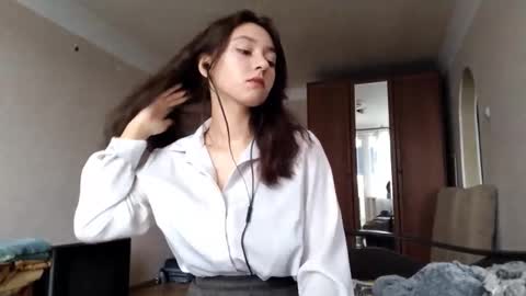 Mia online show from October 17, 9:12 am