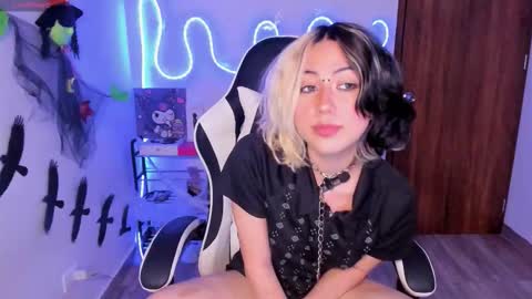 frida_lassi_ online show from October 25, 11:22 pm