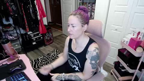 Snapshot of gennyrock chatting on September 20, 1:05 am Genny Rock and online show from September 20, 1:05 am