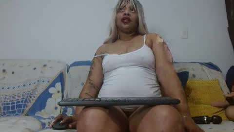 Snapshot of georgina_brownie chatting on October 23, 3:01 am georgina_brownie online show from October 23, 3:01 am