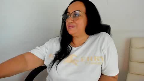 Snapshot of gia_nahomi chatting on January 4, 4:33 am nahomi online show from January 4, 4:33 am