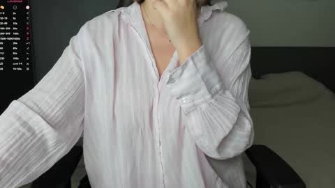 gigihadd online show from September 21, 3:21 pm