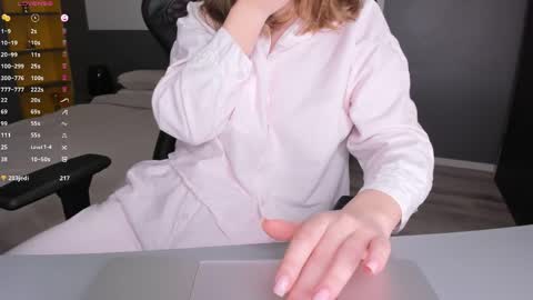 gigihadd online show from April 20, 3:15 pm