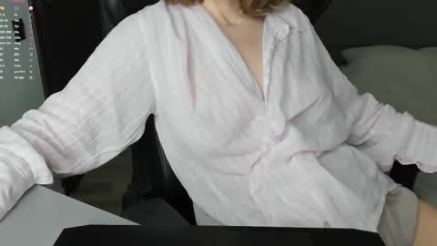 gigihadd online show from December 14, 8:14 pm