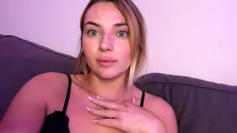 gigilovesyou1997 online show from June 3, 2:55 pm
