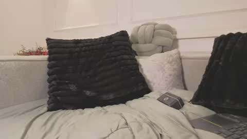 Giigii Hadid  online show from May 28, 1:58 am