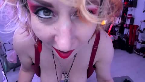 Snapshot of ginamiracle chatting on October 21, 11:20 pm Gina Moor online show from October 21, 11:20 pm