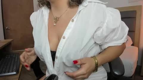 Snapshot of gipsela_gomez chatting on December 21, 5:29 pm G I S E P L A online show from December 21, 5:29 pm