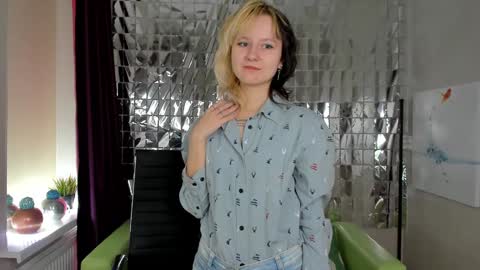 Snapshot of girl_next_doorr chatting on January 5, 12:31 pm girl_next_doorr online show from January 5, 12:31 pm