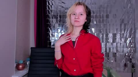 Snapshot of girl_next_doorr chatting on January 9, 12:52 pm girl_next_doorr online show from January 9, 12:52 pm