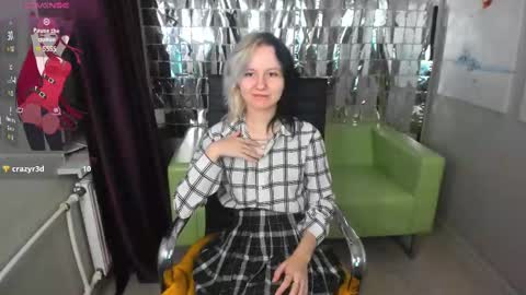 Snapshot of girl_next_doorr chatting on March 8, 12:18 pm girl_next_doorr online show from March 8, 12:18 pm