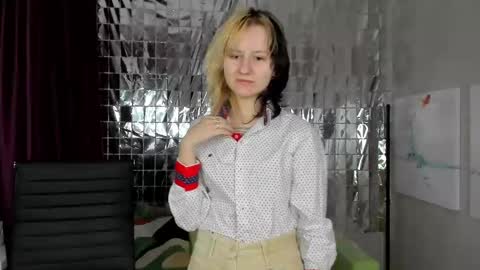 Snapshot of girl_next_doorr chatting on January 3, 12:19 pm girl_next_doorr online show from January 3, 12:19 pm