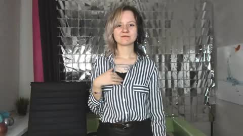 Snapshot of girl_next_doorr chatting on January 18, 12:26 pm girl_next_doorr online show from January 18, 12:26 pm