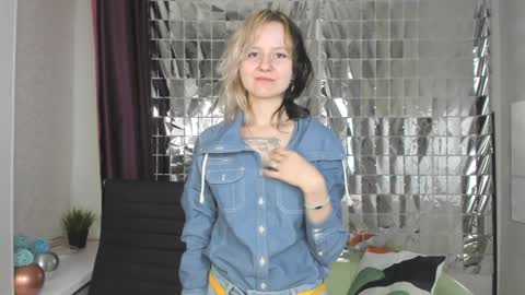 Snapshot of girl_next_doorr chatting on January 22, 12:06 pm girl_next_doorr online show from January 22, 12:06 pm