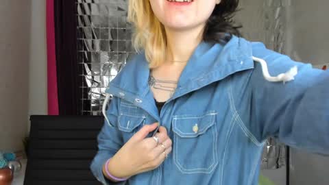 Snapshot of girl_next_doorr chatting on January 12, 12:23 pm girl_next_doorr online show from January 12, 12:23 pm
