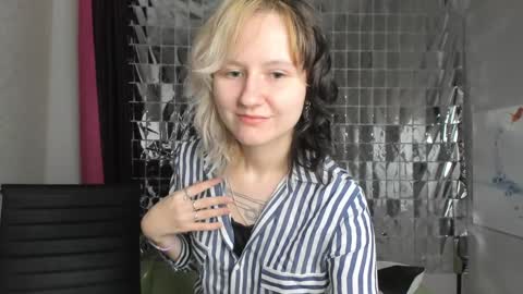 Snapshot of girl_next_doorr chatting on January 19, 12:39 pm girl_next_doorr online show from January 19, 12:39 pm