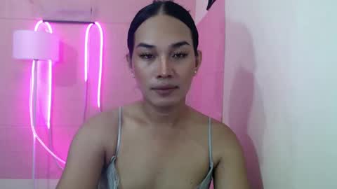 Snapshot of girlthatuneedxxx chatting on January 8, 7:45 am Rhaine online show from January 8, 7:45 am