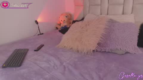 Instagram gisellee  22  online show from February 14, 7:44 pm