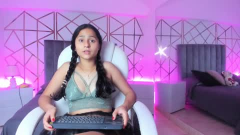 Snapshot of giselle_roldan chatting on February 17, 11:44 am GISELLE ROLDAN online show from February 17, 11:44 am