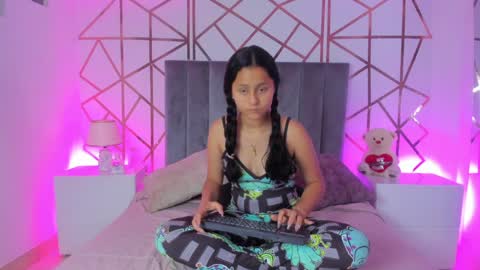 Snapshot of giselle_roldan chatting on February 5, 11:44 am GISELLE ROLDAN online show from February 5, 11:44 am
