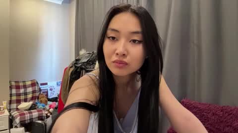 Mia online show from April 2, 9:40 am