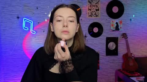 Snapshot of glo_lo chatting on December 3, 6:13 am Bye everybody Ill be online Monday December 2nd Saturday and Sunday off online show from December 3, 6:13 am