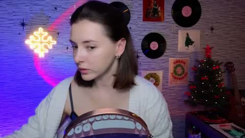 Snapshot of glo_lo chatting on December 17, 6:02 am Bye everybody Ill be online Monday December 2nd Saturday and Sunday off online show from December 17, 6:02 am