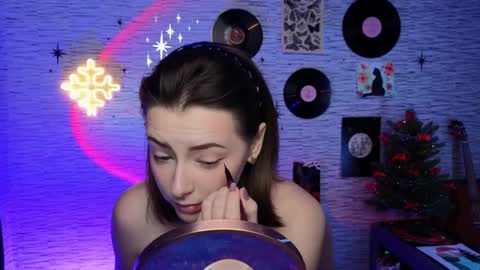 Snapshot of glo_lo chatting on December 13, 6:21 am Bye everybody Ill be online Monday December 2nd Saturday and Sunday off online show from December 13, 6:21 am