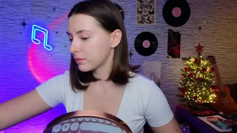 Snapshot of glo_lo chatting on January 23, 8:25 am Bye everybody Ill be online Monday December 2nd Saturday and Sunday off online show from January 23, 8:25 am