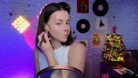 Snapshot of glo_lo chatting on January 10, 9:44 am Bye everybody Ill be online Monday December 2nd Saturday and Sunday off online show from January 10, 9:44 am