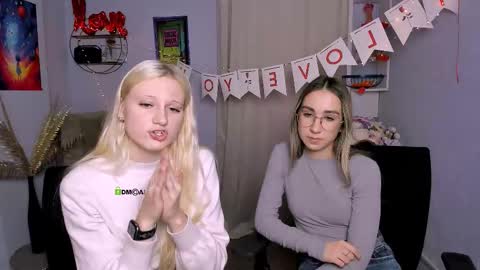 gloria_flower_ online show from February 13, 1:35 pm