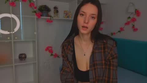 Mia online show from May 25, 8:35 am