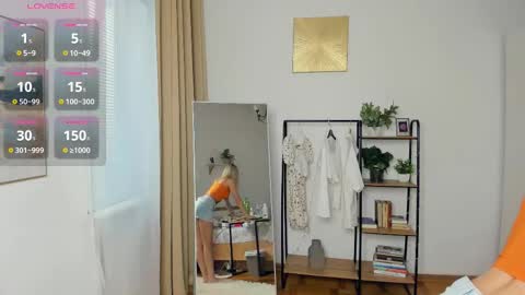 Snapshot of glossybabe_ chatting on October 28, 7:58 am Cherry online show from October 28, 7:58 am