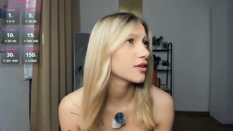 Snapshot of glossybabe_ chatting on October 13, 7:22 am Cherry online show from October 13, 7:22 am